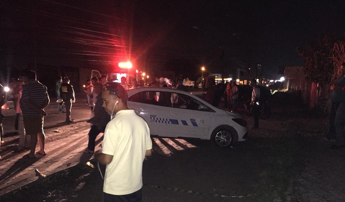Taxista é ferido em tentativa de assalto e carro se choca com poste