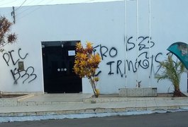 Prédio da prefeitura de Olho D’Água Grande é pichado por membros do PCC