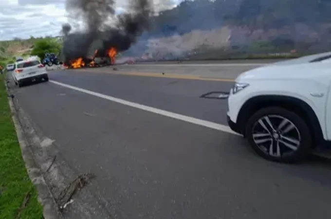 Grave acidente entre dois veículos deixa 10 mortos na BR-101