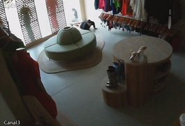 Câmera flagra homem se arrastando em chão de loja para furtar roupas, em Arapiraca