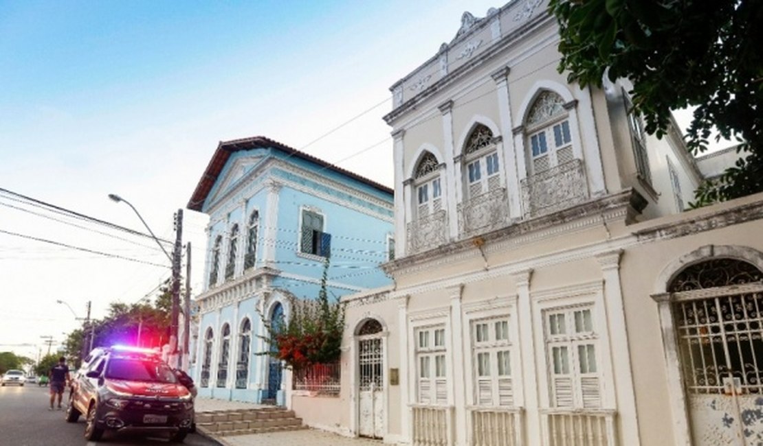 Bandido invade casa onde morava o arcebispo e faz duas adolescentes reféns