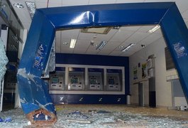 Caminhão desgovernado invade agência da Caixa Econômica no interior de AL