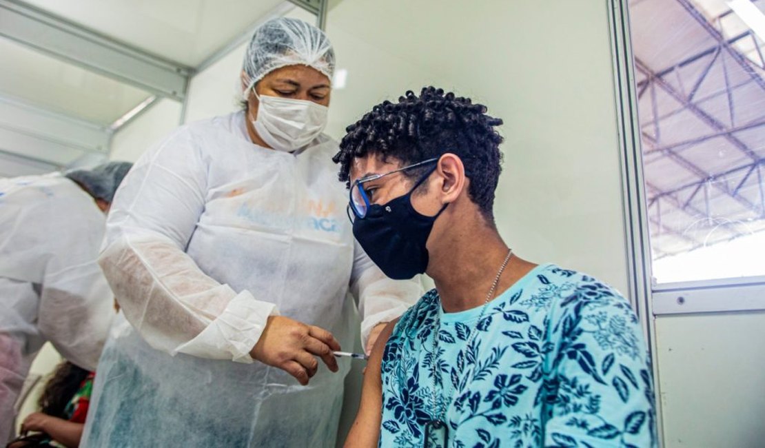 Seguindo portaria nacional, vacinação de jovens entre 12 e 17 anos está suspensa em Alagoas
