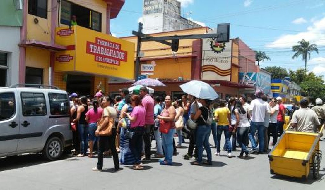 Servidores de Arapiraca cobram o salário do mês de dezembro durante manifestação