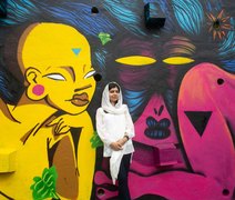 No Rio, Malala visita projeto de grafite e assiste a futebol na praia