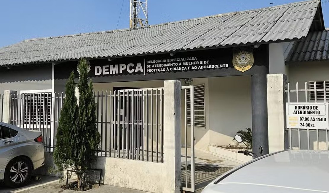 Mãe chama a polícia e entrega filho de 14 anos que teria decapitado cachorro da família no AC