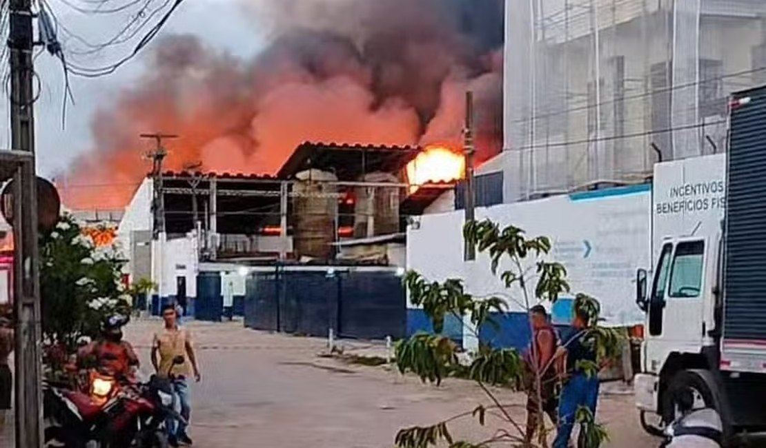 Incêndio de grandes proporções destrói 5 mil metros quadrados de fábrica de colchões em Pernambuco