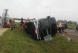 Ônibus brasileiro tomba na Argentina deixando mortos