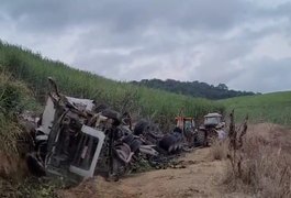 Corpo de motorista de caminhão que caiu em ribanceira é retirado das ferragens do veículo, na Zona da Mata