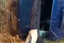 Barra de direção quebra e motorista fica ferido após caminhão tombar em Taquarana