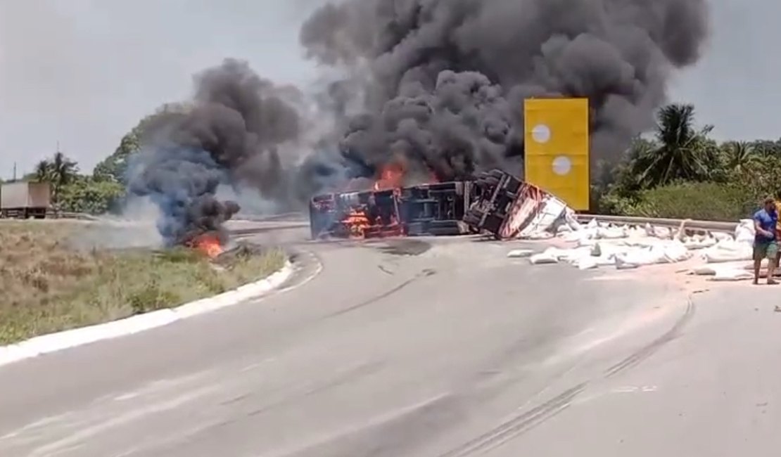 Carreta com carga de ração tomba e pega fogo em Porto Real do Colégio