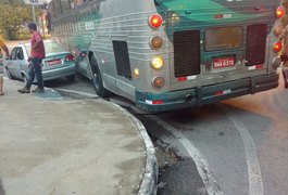 Colisão envolvendo carro e ônibus deixa trânsito lento no Parque Ceci Cunha, em Arapiraca