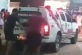 Turistas pedem desculpa à PM após `brincadeira infeliz’ durante bloco