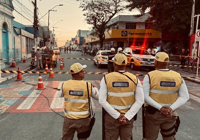 Fiação pega fogo na Avenida Rio Branco e assusta populares no Centro de Arapiraca