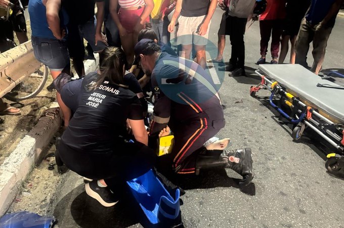 Carro e moto colidem em frente a atacadista na AL-220, em Arapiraca