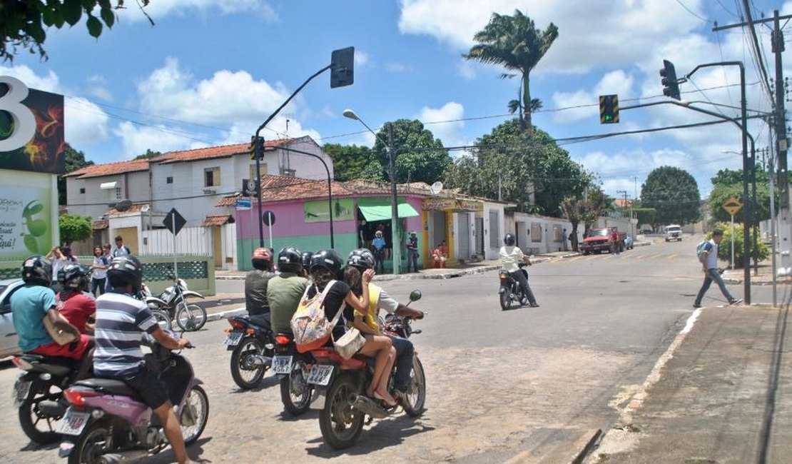 Prefeitura instala semáforo no bairro Cavaco