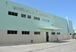 Criminosos invadem residência e esfaqueiam jovem, em Maceió