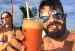 Laura Keller e Jorge Sousa curtem lua de mel na praia