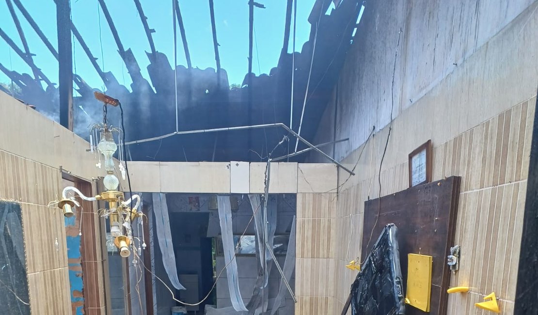 Casa fica completamente destruída após ser atingida por incêndio, em Maceió