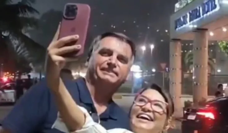 Foto de Bolsonaro com mulher parecida com Janja viraliza na internet