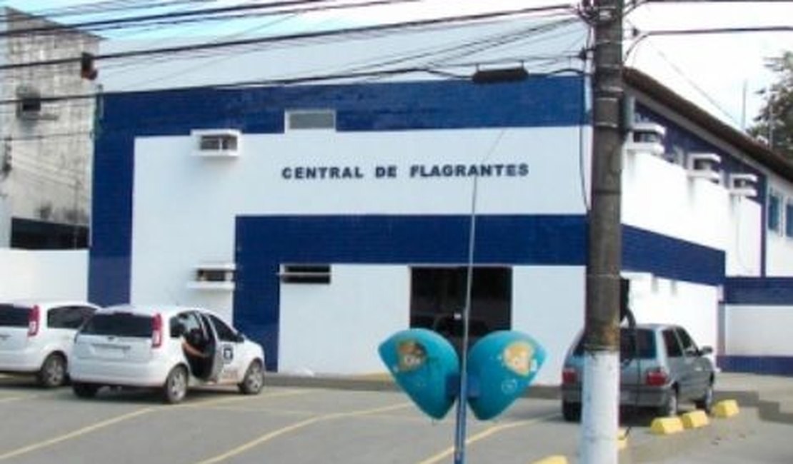 Adolescente suspeito de roubos é espancado e amarrado na orla da Pajuçara, em Maceió