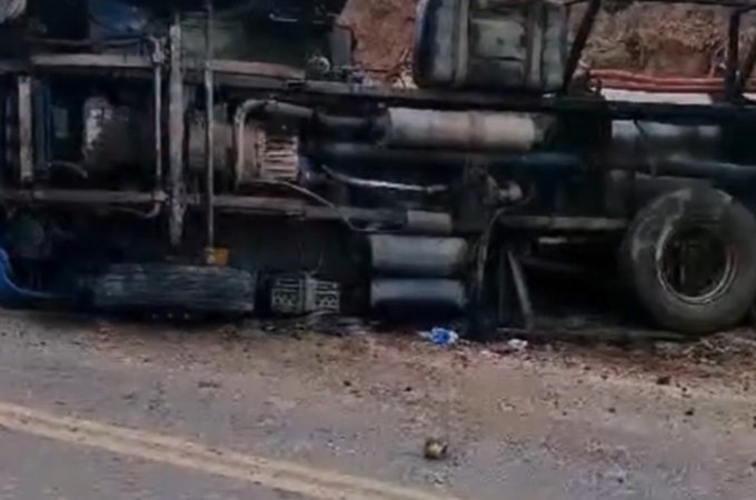 Caminhão que transportava carga de água mineral tomba em São Luís do Quitunde e motorista é socorrido