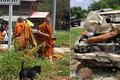 Criança dirige veículo da família, atropela procissão budista e mata oito monges na Tailândia