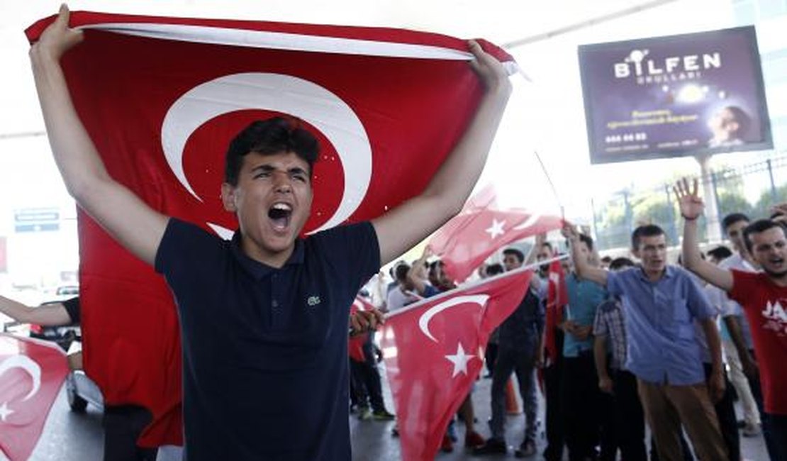 Turquia afasta 2.745 juízes em todo país, após tentativa de golpe