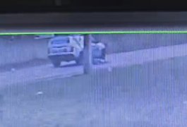 Vídeo mostra homem se jogando embaixo de viatura da Polícia Militar em Arapiraca; vítima não resistiu aos ferimentos e faleceu