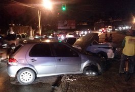 Dois veículos se envolvem em acidente na 'Ladeira do Claudionor' em Arapiraca