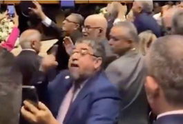 VÍDEO: Vice-presidente do PT dá tapa no rosto de deputado na sessão de promulgação da reforma tributária