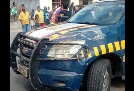 Motociclista é atingido por viatura da PRF após tentar escapar de abordagem