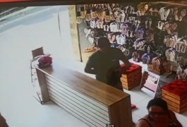 Vídeo: Câmera flagra assaltante entrando em loja para roubar cliente em Arapiraca