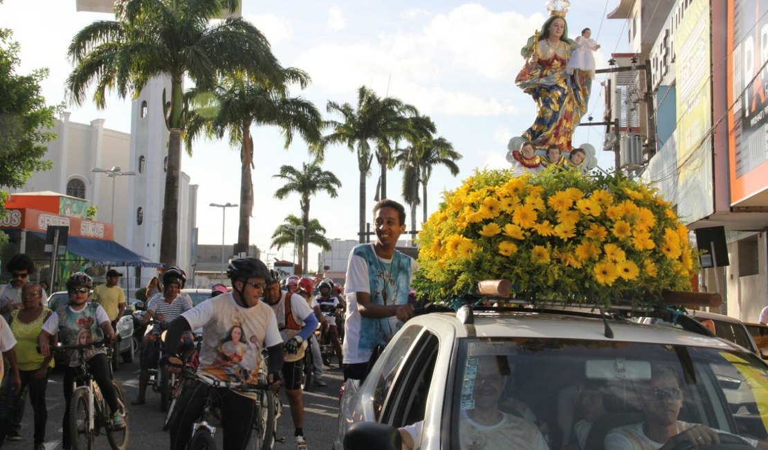 Repleta de simbolismo, Festa da Padroeira inicia com carreata pelas ruas e missa solene