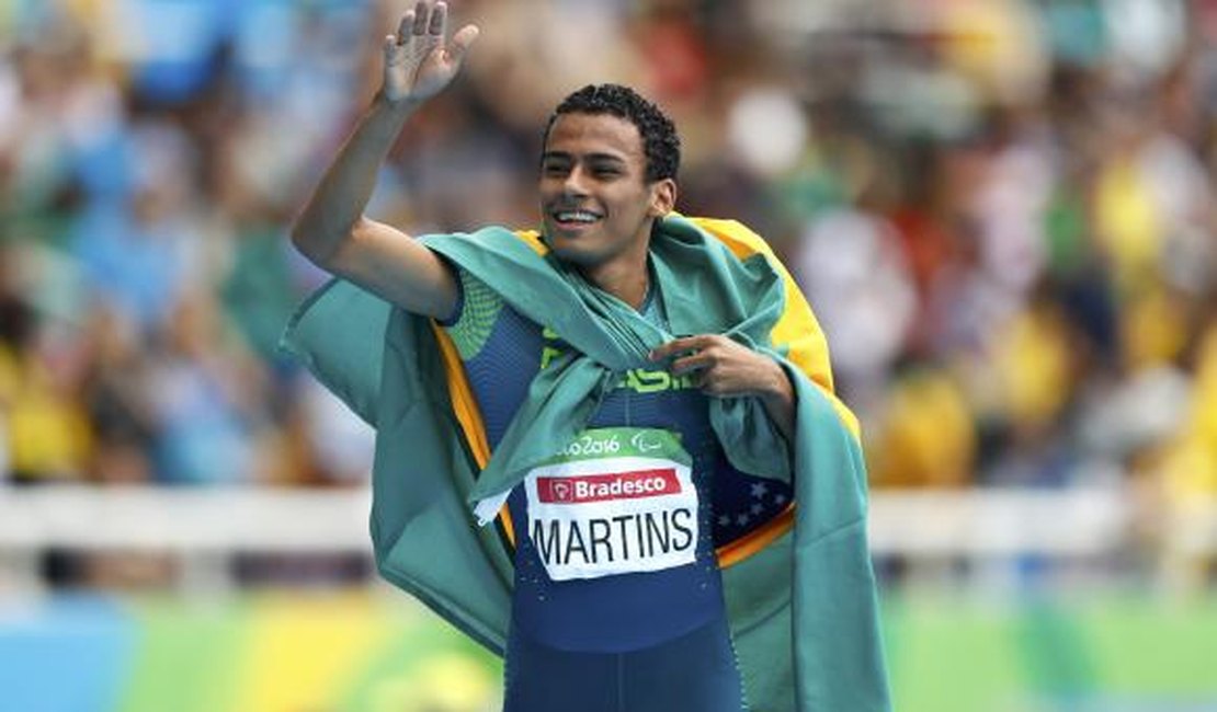 Daniel Martins quebra recorde mundial e fica com o ouro nos 400m