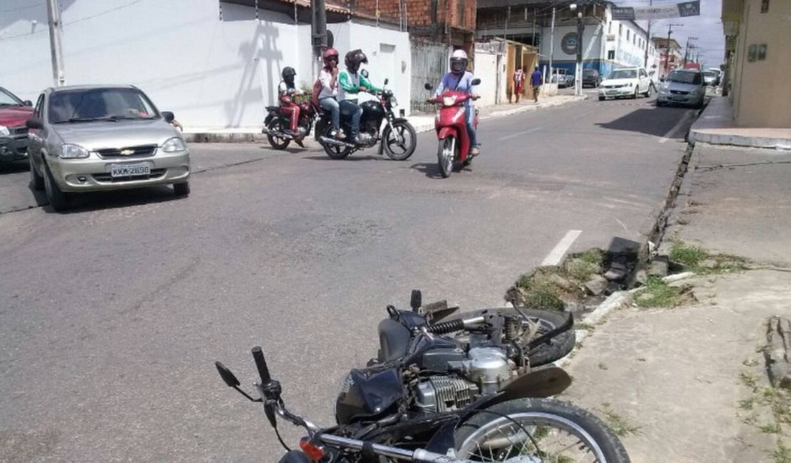 Motociclista fica ferido após condutor de automóvel desrespeitar placa de pare em Arapiraca