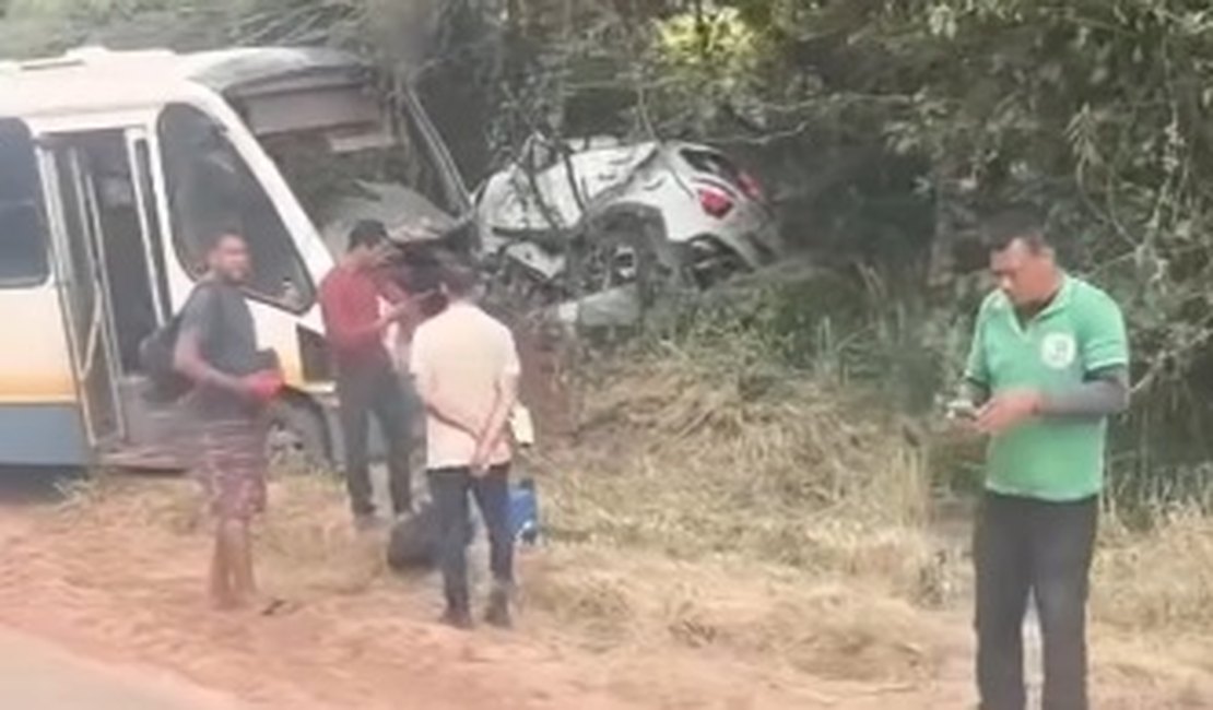 Empresário de Coruripe morre e esposa fica ferida em colisão frontal entre carro e micro-ônibus em rodovia do município