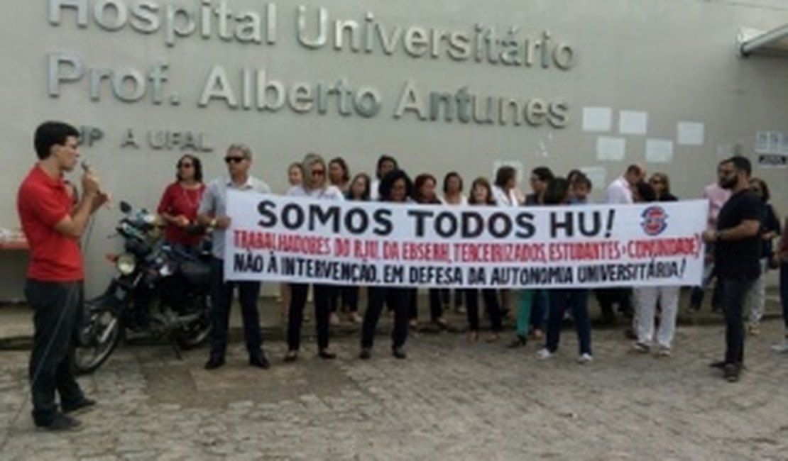 Servidores da Ufal fazem ato público no Hospital Universitário