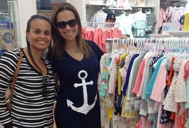 Solange Almeida faz enxoval de filha em Miami