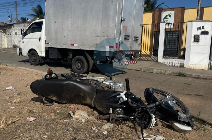 Mulher fica gravemente ferida após ser atropelada por caminhão no bairro Canafístula