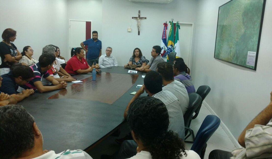 Servidores e secretários de Arapiraca se reúnem para discutir salário atrasado