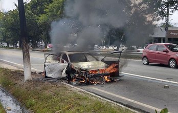 Populares ateiam fogo em carro que atingiu mototaxista em Maceió