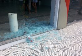 Homem arranca placa de sinalização e destrói porta de vidro de agência do Bradesco