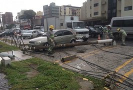 Postes despencam e fios caem em cima de veículos em avenida