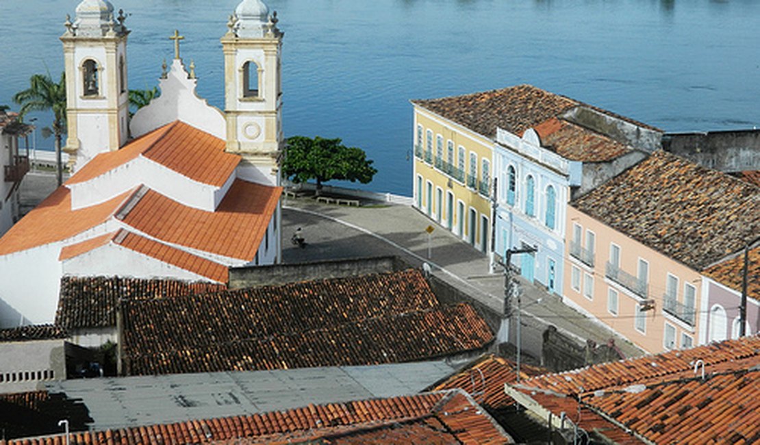 Jovem é assassinado dentro da própria casa em Penedo