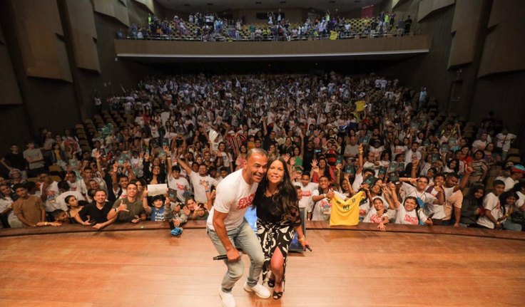 Cafu inspira alunos do município em palestra no encerramento da 10ª Bienal do Livro