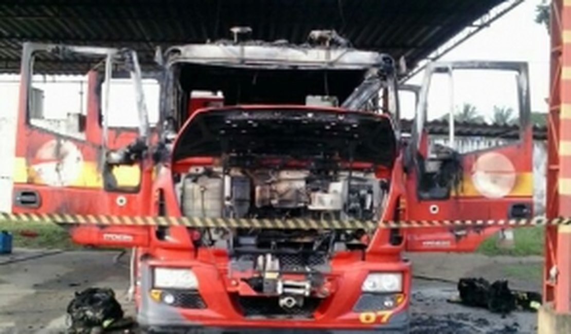 Caminhão do Corpo de Bombeiros pega fogo durante a madrugada deste sábado (31)