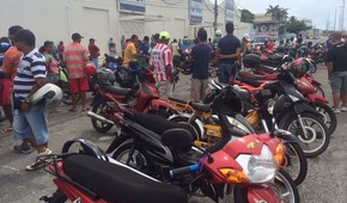 Condutores de 'cinquentinhas' protestam contra cobrança de taxa em Maceió
