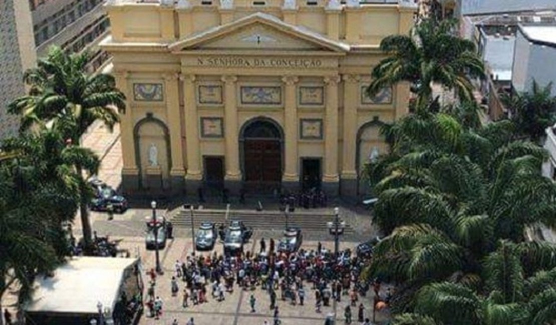 Homem invade catedral, mata quatro pessoas e se suicida