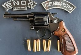 Homem de 20 anos é preso com arma de fogo escondida em mochila, em Arapiraca